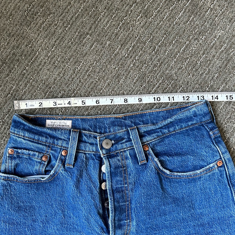 Levi’s 501 cropped jeans in Jazz pop wash